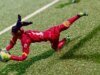 Arte de futebol feita com embalagens de chiclete