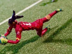 Arte de futebol feita com embalagens de chiclete