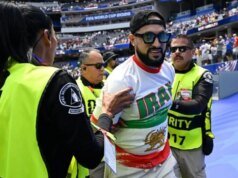 Torcedores iranianos inundam o Estádio SoFi com bandeiras proibidas do Leão e do Sol, apesar da repressão da FIFA na Copa do Mundo