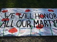 Graduados da Universidade de Stanford protestam contra discurso do CEO do Google, provocando greve em massa e agitando bandeiras da Palestina