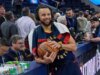 Steph Curry assina contrato de 10 anos com a marca chinesa Li-Ning, levantando questões sobre os laços da NBA com a China