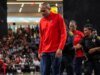 Técnico da WNBA escoltado para fora da quadra por policiais após momento intenso com árbitros durante o jogo