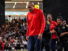 Técnico da WNBA escoltado para fora da quadra por policiais após momento intenso com árbitros durante o jogo