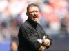 O técnico da Austrália na Copa do Mundo, Tony Popovic, chama o árbitro após grande derrota para a seleção dos EUA