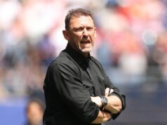 O técnico da Austrália na Copa do Mundo, Tony Popovic, chama o árbitro após grande derrota para a seleção dos EUA