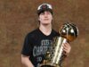 Policiais da NYPD param o jogador do Knicks, Tyler Kolek, durante o desfile do campeonato em um momento viral