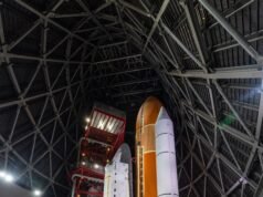 California Science Heart anuncia knowledge de abertura para ver o ônibus espacial Endeavour em posição de lançamento