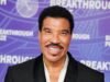 Lionel Richie desliga abruptamente a primeira parada da turnê após um período de ‘tontura’