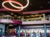 Enquanto a Paramount busca a aquisição da Warner Bros. por US$ 111 bilhões, David Ellison abandona sua rede de cinemas