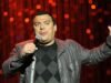 O comediante de ‘Thoughts of Mencia’ Carlos Mencia é preso sob suspeita de crime de evasão fiscal, anuncia o promotor do condado de LA