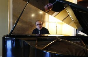 Clive Davis, magnata que criou músicos de Janis Joplin a Whitney Houston, morre aos 94 anos