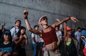 Fantoches, artistas e políticos encheram as ruas na primeira Parada de Arte do LACMA