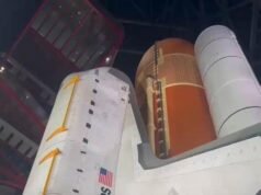 California Science Middle anuncia knowledge de abertura para ver o ônibus espacial Endeavour em posição de lançamento