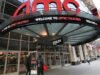 Os dramas do tamanho de um telefone que competem com os cinemas estão chegando aos cinemas