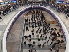 Passageiro supostamente embarca em voo com cartão de embarque falso, forçando o avião a voltar ao portão