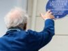 Laurence Olivier homenageado com uma placa na casa de sua infância em Londres