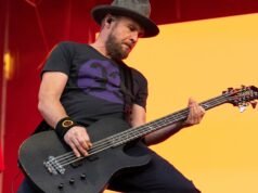O baixista do Pearl Jam, Ament, destaca o impacto do skate nas comunidades indígenas no filme Tribeca