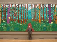 David Hockney, artista conhecido por suas cenas na piscina, morreu aos 88 anos