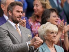 David Beckham leva a mãe a Wimbledon para sentar no Royal Field no dia da inauguração