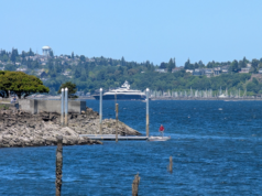 O iate de Zuckerberg sai de Lake Union, em Seattle, ancora em Elliott Bay