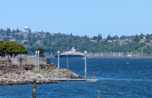 O iate de Zuckerberg sai de Lake Union, em Seattle, ancora em Elliott Bay