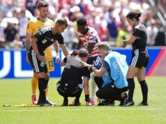 Folarin Balogun treina o árbitro durante alongamentos após cãibras oficiais durante a partida entre EUA e Austrália