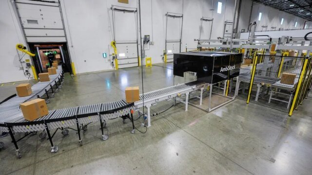 1-Warehouse_robots_move_packages_without_human_handoff.jpg