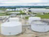 El petróleo gana más del 2% a medida que las tensiones en Medio Oriente y las perspectivas del peaje de Ormuz aumentan las preocupaciones sobre el suministro