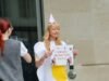 Sara Cox se veste com uma fantasia de ovo frito enquanto filma uma divertida esquete promocional dias antes do lançamento de seu programa de café da manhã na Radio 2