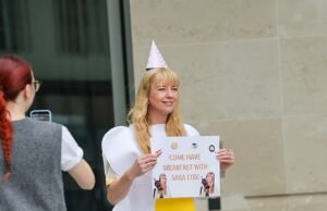 Sara Cox se veste com uma fantasia de ovo frito enquanto filma uma divertida esquete promocional dias antes do lançamento de seu programa de café da manhã na Radio 2