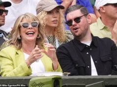 Ruth Langsford lidera as celebridades em Wimbledon quando ela chega com o filho do ex Eamonn Holmes, Niall, depois que ele ficou do lado de sua madrasta na batalha de divórcio do casal