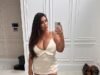 Lauren Goodger mostra suas curvas enquanto posa com um minivestido branco minúsculo antes das filmagens das cenas de TOWIE