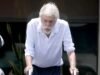 Dick Van Dyke, 100 anos, se apoia em um andador enquanto desfruta de um raro passeio romântico com sua esposa Arlene em Los Angeles