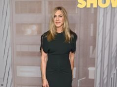 Jennifer Aniston prova que ela e o namorado hipnoterapeuta Jim Curtis ainda estão fortes após rumores de ‘tensão’ no romance