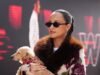 La esposa de Charles Leclerc, Alexandra, sorprende con una chaqueta de piel mientras lleva a su perro Leo, mientras el piloto británico de F1 George Russell y su novia Carmen Mundt llegan al Gran Premio de Gran Bretaña.