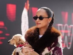 La esposa de Charles Leclerc, Alexandra, sorprende con una chaqueta de piel mientras lleva a su perro Leo, mientras el piloto británico de F1 George Russell y su novia Carmen Mundt llegan al Gran Premio de Gran Bretaña.
