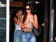 La recién casada Dua Lipa sonríe cuando sale del estudio de Nueva York con una camisola nude antes de asistir a la boda de Taylor Swift y Travis Kelce.