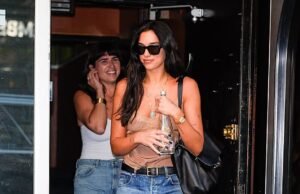 La recién casada Dua Lipa sonríe cuando sale del estudio de Nueva York con una camisola nude antes de asistir a la boda de Taylor Swift y Travis Kelce.