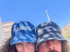 Abbie Chatfield se desnuda hasta quedar en bikini mientras disfruta de una escapada romántica en Grecia con su novio Adam Hyde mientras Europa da la bienvenida a una pareja después de que el cantante fuera detenido en los EE. UU.