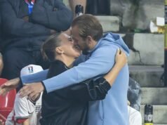 Harry Kane celebra su gol de la victoria con un dulce beso de su esposa Kate mientras los WAG de Inglaterra se suben al PDA con sus héroes de los Tres Leones después del triunfo en la Copa Mundial contra México.