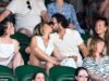 Aaron Taylor-Johnson, de 36 años, y su esposa Sam, de 59, comparten un beso apasionado mientras hacen una rara aparición con sus risueñas hijas en el noveno día de Wimbledon.