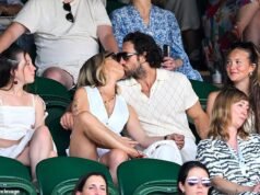 Aaron Taylor-Johnson, de 36 años, y su esposa Sam, de 59, comparten un beso apasionado mientras hacen una rara aparición con sus risueñas hijas en el noveno día de Wimbledon.