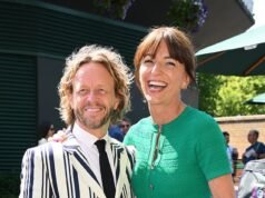 Davina McCall luce enamorada de su esposo Michael Douglas mientras lideran a las estrellas el día 13 de Wimbledon.