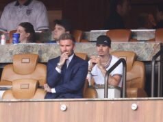 David Beckham luce tenso mientras su familia lo acompaña en el estadio de Miami antes del inicio del partido de cuartos de remaining de la Copa Mundial de Inglaterra contra Noruega.