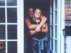 Brooke Warne cube que el difunto padre Shane le envió una señal conmovedora cuando se comprometió con su novio de toda la vida, Alex Heath.