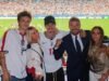 Brooklyn Beckham observa el choque victorioso de la Copa Mundial de Inglaterra de forma remota desde Nueva York, mientras toda su familia se reúne en Miami para el partido y comparten dulces instantáneas.