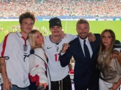 Brooklyn Beckham observa el choque victorioso de la Copa Mundial de Inglaterra de forma remota desde Nueva York, mientras toda su familia se reúne en Miami para el partido y comparten dulces instantáneas.