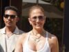 Jennifer López se queda sin sostén con un ajustado chaleco blanco antes de ponerse una blusa y pantalones cortos mientras disfruta de las celebraciones de su 57 cumpleaños en París.