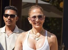 Jennifer López se queda sin sostén con un ajustado chaleco blanco antes de ponerse una blusa y pantalones cortos mientras disfruta de las celebraciones de su 57 cumpleaños en París.