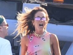 Pip Edwards, fumador de cigarros, se suelta en Mykonos como si nadie lo estuviera mirando: quién es quién de las personas de la alta sociedad, incluida la delgada Shelley Sullivan, festeja en un yate durante el salvaje verano europeo